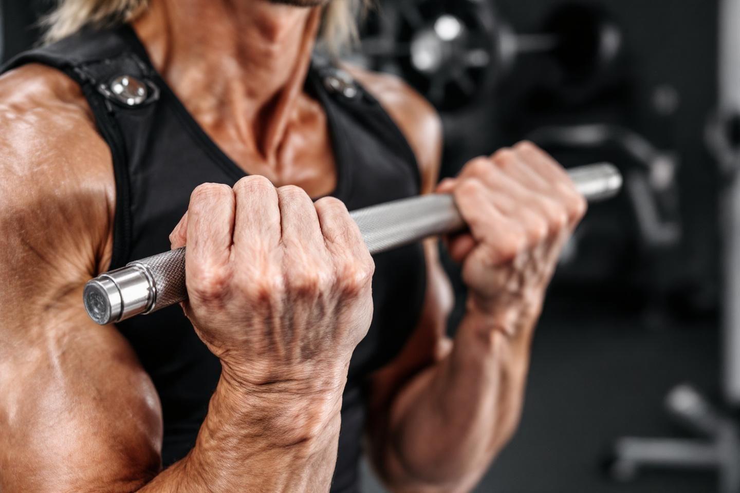 Shrug avec haltères : comment muscler efficacement vos trapèzes