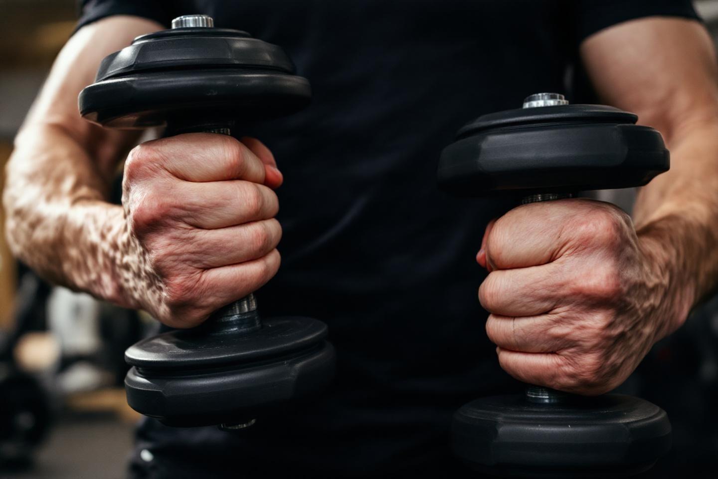Shrug avec haltères : comment muscler efficacement vos trapèzes