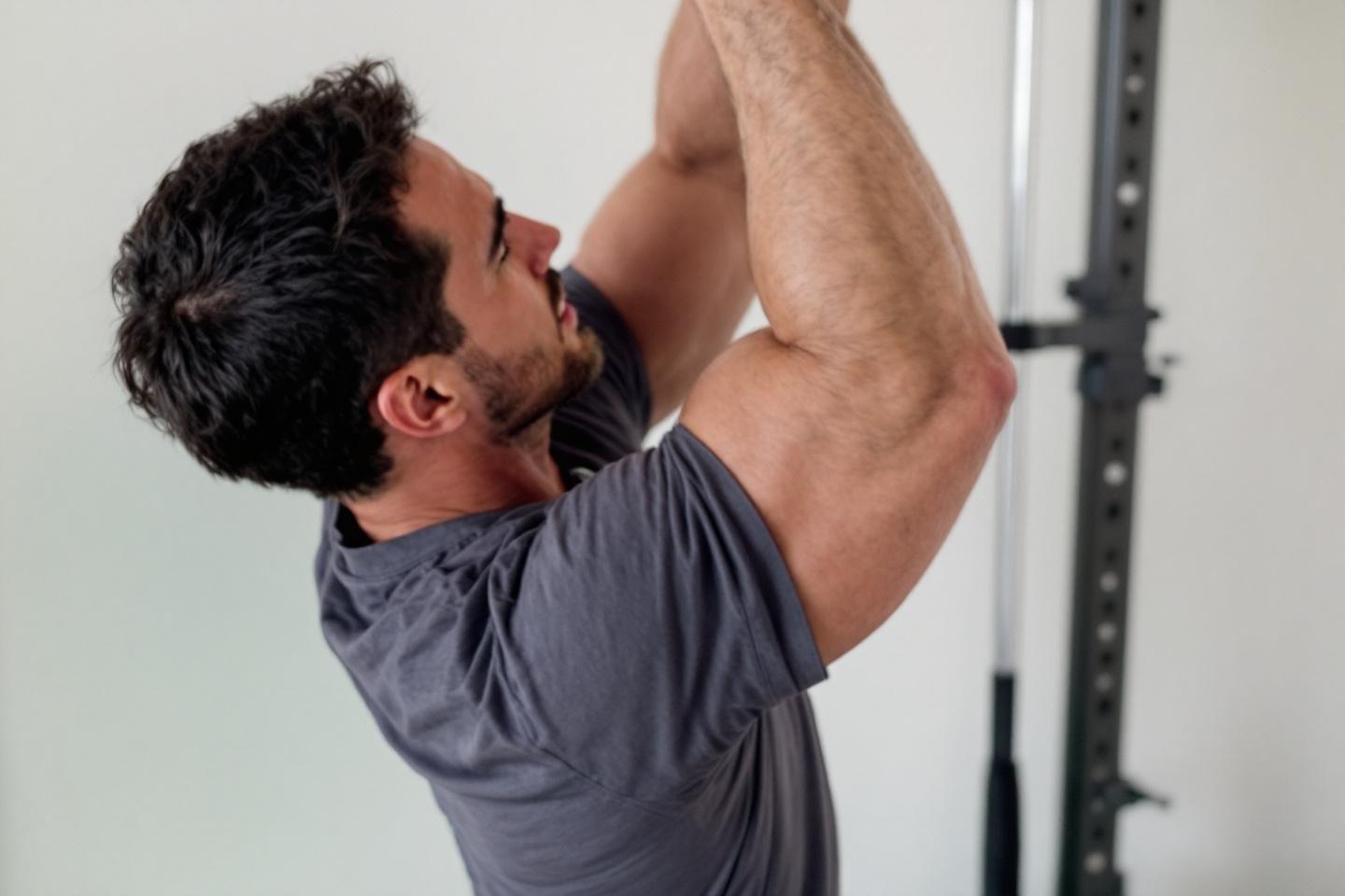 Barre au front : comment muscler efficacement vos triceps avec cet exercice de référence